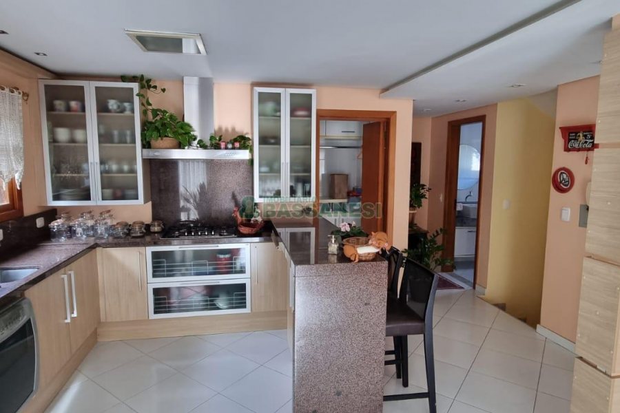 Sobrado com 194m², 4 dormitórios, -4 vaga, no bairro Vinhedos em Caxias do Sul para Comprar