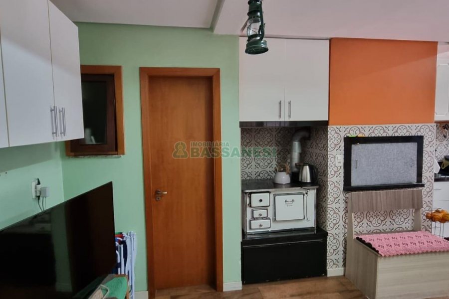 Sobrado com 194m², 4 dormitórios, -4 vaga, no bairro Vinhedos em Caxias do Sul para Comprar