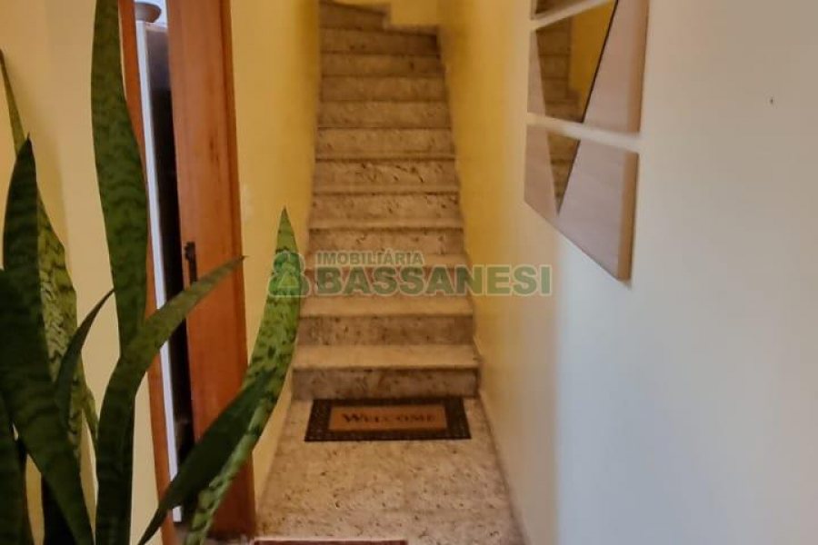 Sobrado com 194m², 4 dormitórios, -4 vaga, no bairro Vinhedos em Caxias do Sul para Comprar