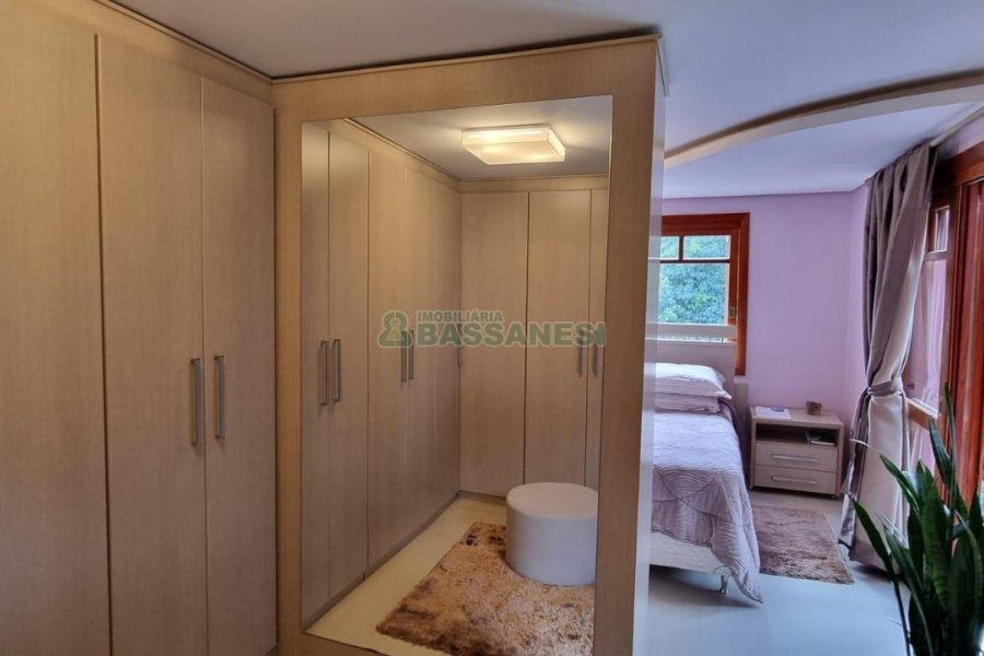 Sobrado com 194m², 4 dormitórios, -4 vaga, no bairro Vinhedos em Caxias do Sul para Comprar