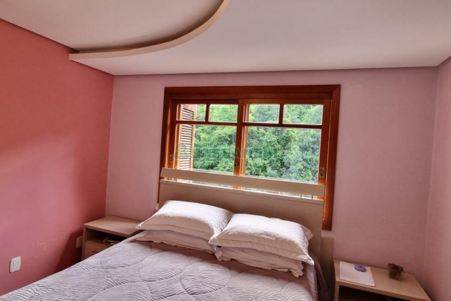 Sobrado com 194m², 4 dormitórios, -4 vaga, no bairro Vinhedos em Caxias do Sul para Comprar