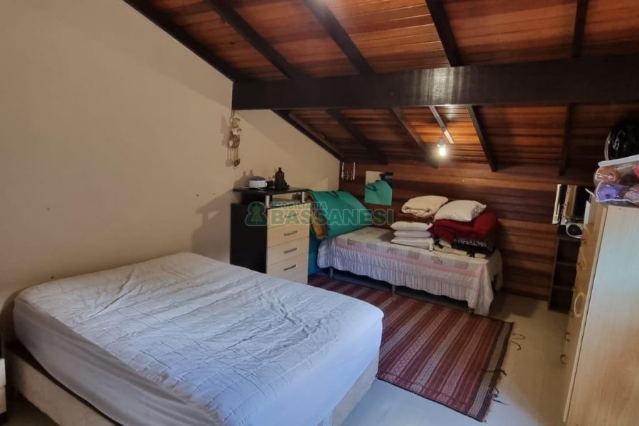 Sobrado com 194m², 4 dormitórios, -4 vaga, no bairro Vinhedos em Caxias do Sul para Comprar