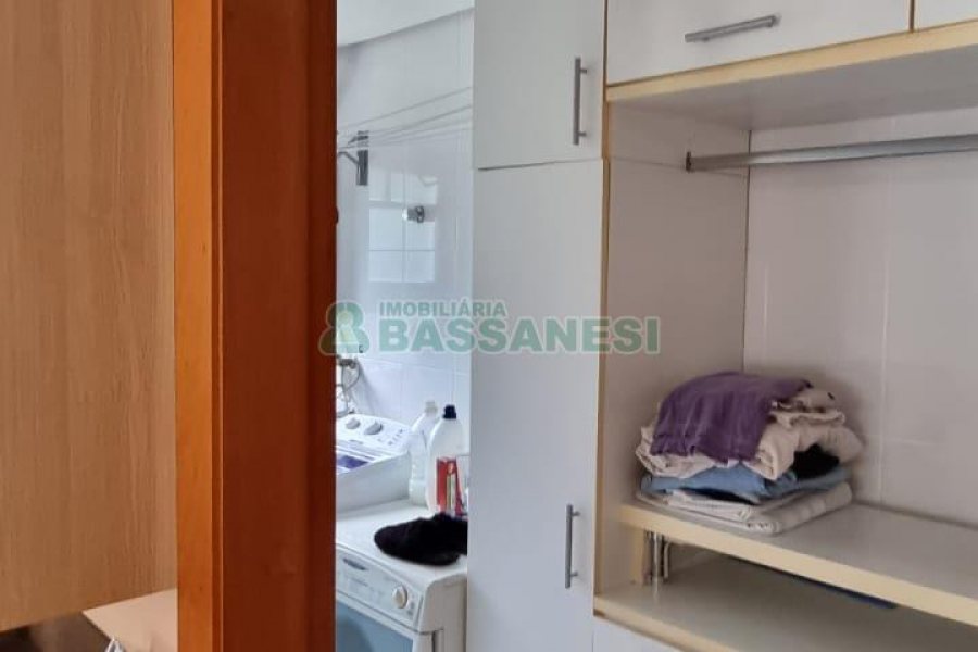 Sobrado com 194m², 4 dormitórios, -4 vaga, no bairro Vinhedos em Caxias do Sul para Comprar