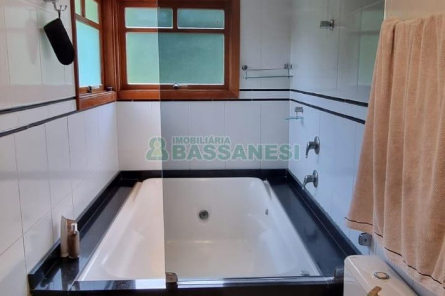 Sobrado com 194m², 4 dormitórios, -4 vaga, no bairro Vinhedos em Caxias do Sul para Comprar