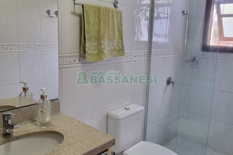 Sobrado com 194m², 4 dormitórios, -4 vaga, no bairro Vinhedos em Caxias do Sul para Comprar