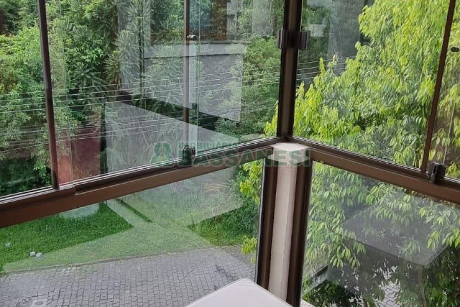 Sobrado com 194m², 4 dormitórios, -4 vaga, no bairro Vinhedos em Caxias do Sul para Comprar