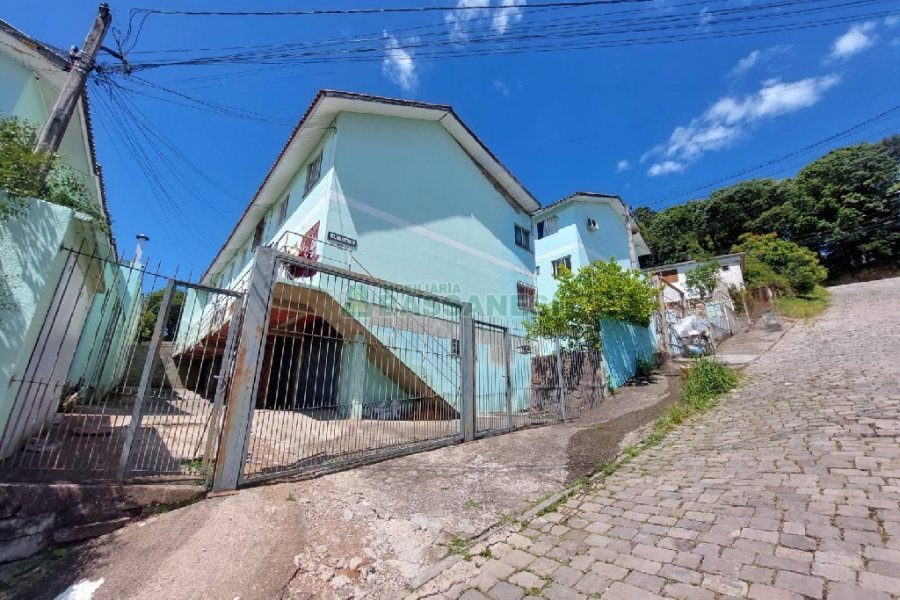 Sobrado com 70m², 2 dormitórios, 1 vaga, no bairro Salgado Filho em Caxias do Sul para Alugar