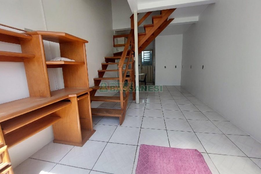 Sobrado com 70m², 2 dormitórios, 1 vaga, no bairro Salgado Filho em Caxias do Sul para Alugar