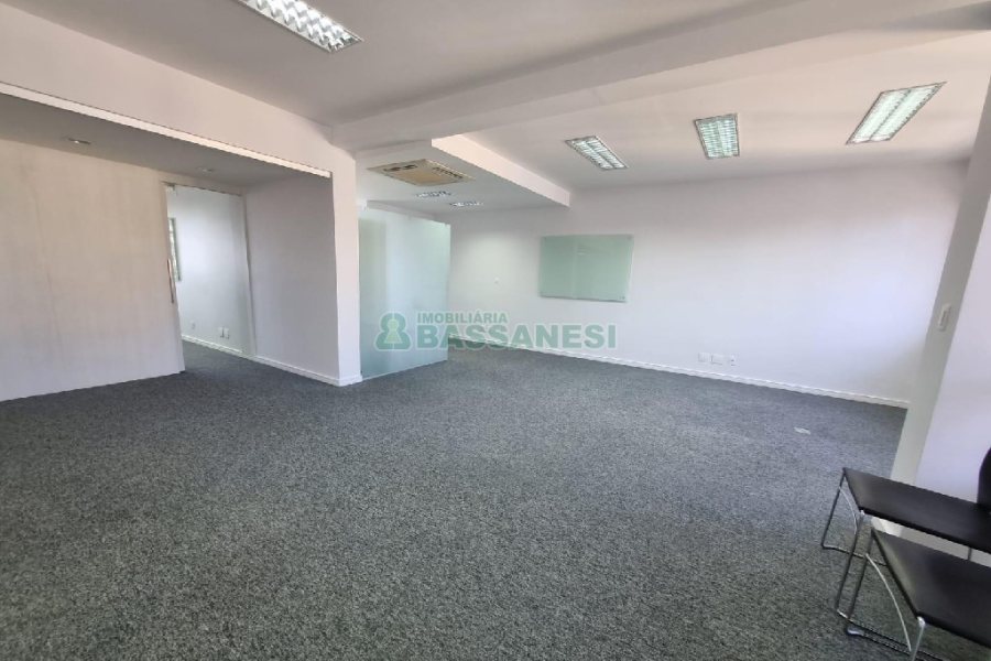 Sala com 90m², 1 vaga, no bairro Centro em Caxias do Sul para Alugar