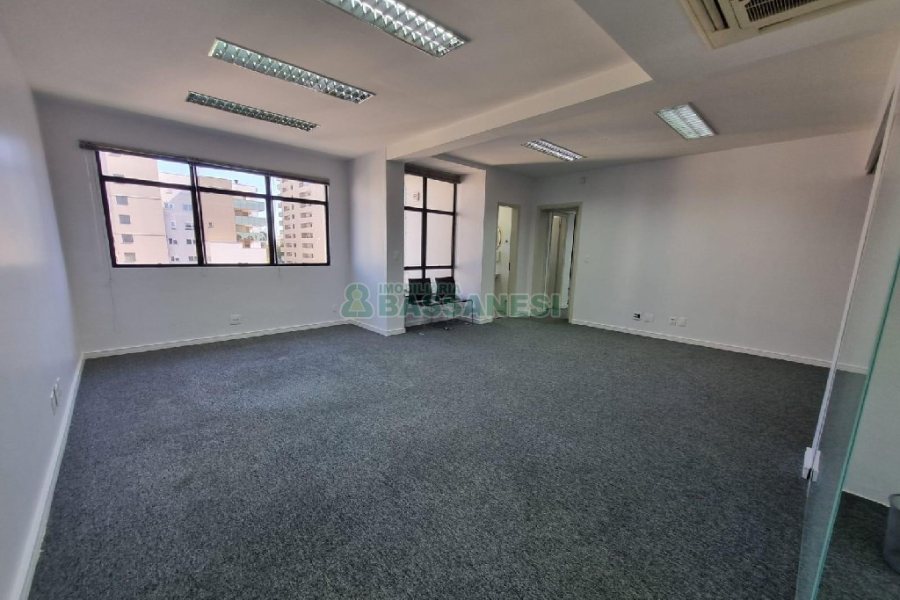 Sala com 90m², 1 vaga, no bairro Centro em Caxias do Sul para Alugar