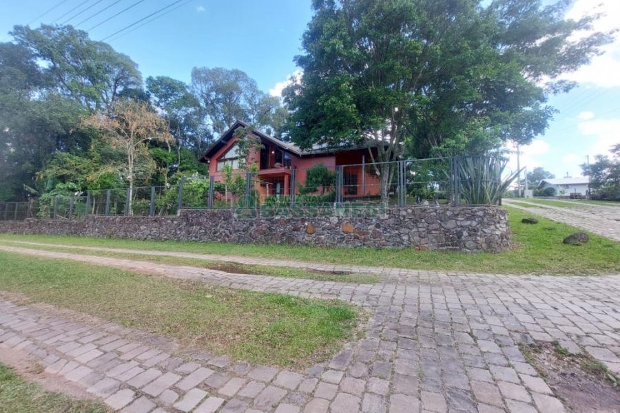 Casa com 320m², 3 dormitórios, 2 vagas, no bairro Monte Bérico em Caxias do Sul para Comprar