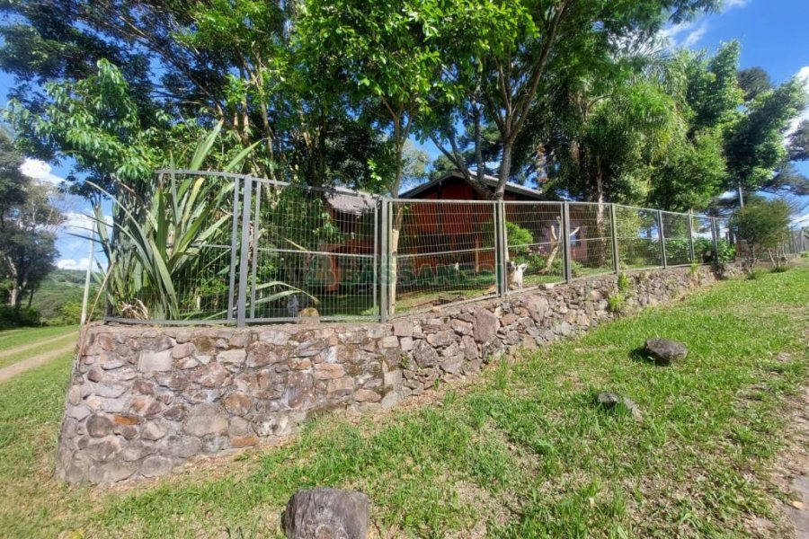 Casa com 320m², 3 dormitórios, 2 vagas, no bairro Monte Bérico em Caxias do Sul para Comprar