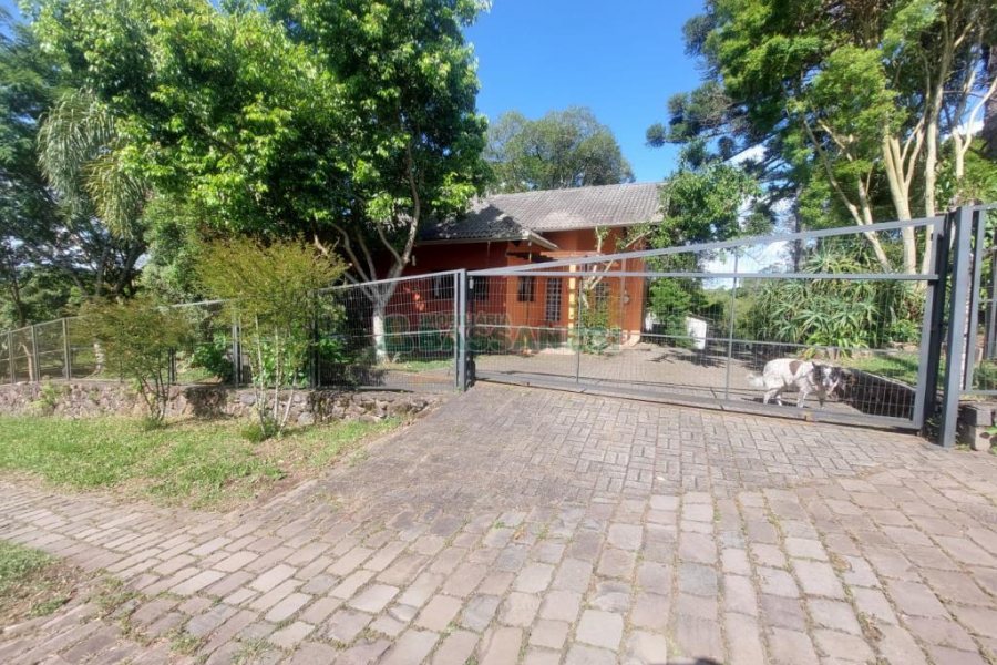 Casa com 320m², 3 dormitórios, 2 vagas, no bairro Monte Bérico em Caxias do Sul para Comprar