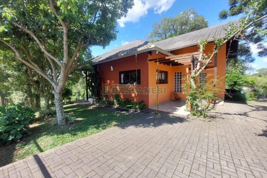 Casa com 320m², 3 dormitórios, 2 vagas, no bairro Monte Bérico em Caxias do Sul para Comprar