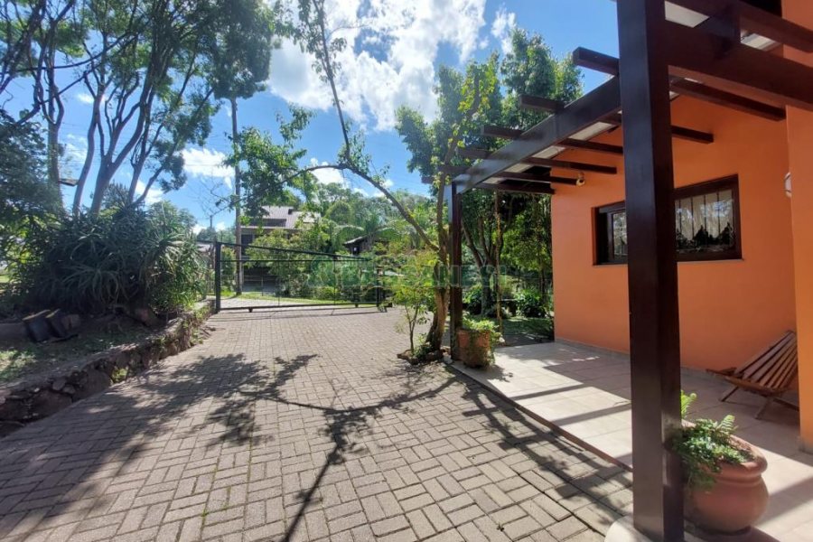 Casa com 320m², 3 dormitórios, 2 vagas, no bairro Monte Bérico em Caxias do Sul para Comprar