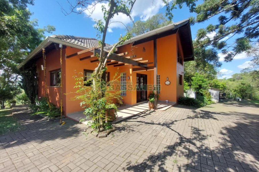 Casa com 320m², 3 dormitórios, 2 vagas, no bairro Monte Bérico em Caxias do Sul para Comprar
