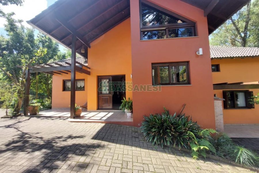 Casa com 320m², 3 dormitórios, 2 vagas, no bairro Monte Bérico em Caxias do Sul para Comprar