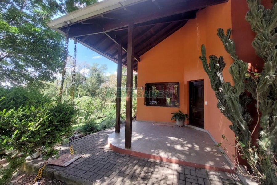 Casa com 320m², 3 dormitórios, 2 vagas, no bairro Monte Bérico em Caxias do Sul para Comprar