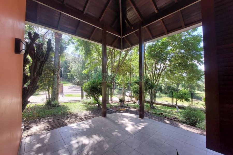 Casa com 320m², 3 dormitórios, 2 vagas, no bairro Monte Bérico em Caxias do Sul para Comprar