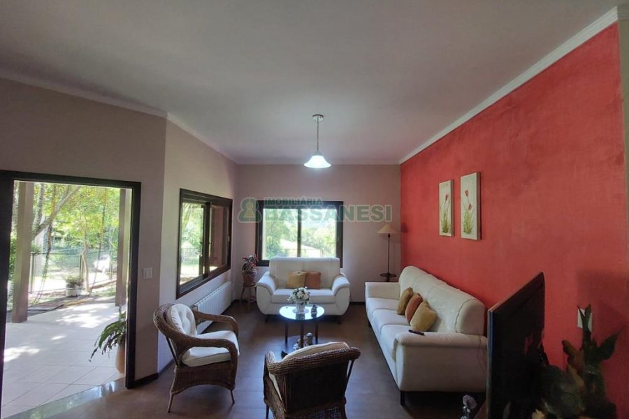 Casa com 320m², 3 dormitórios, 2 vagas, no bairro Monte Bérico em Caxias do Sul para Comprar