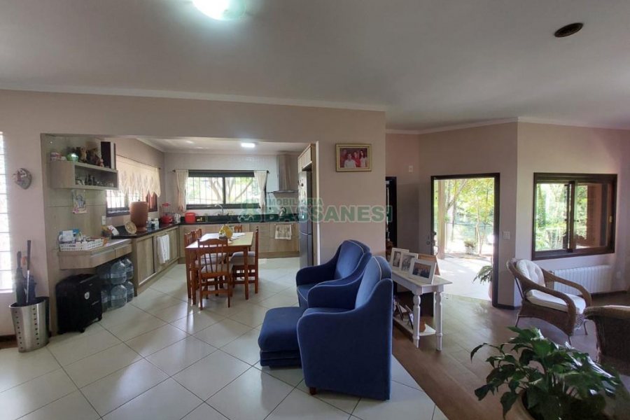 Casa com 320m², 3 dormitórios, 2 vagas, no bairro Monte Bérico em Caxias do Sul para Comprar