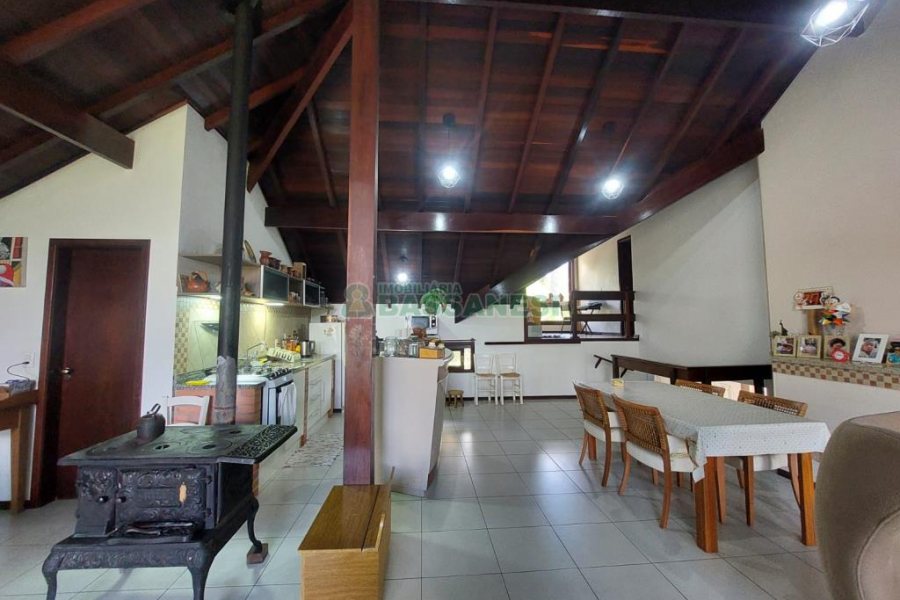 Casa com 320m², 3 dormitórios, 2 vagas, no bairro Monte Bérico em Caxias do Sul para Comprar