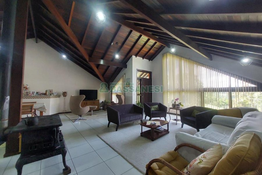 Casa com 320m², 3 dormitórios, 2 vagas, no bairro Monte Bérico em Caxias do Sul para Comprar