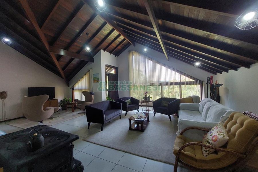 Casa com 320m², 3 dormitórios, 2 vagas, no bairro Monte Bérico em Caxias do Sul para Comprar