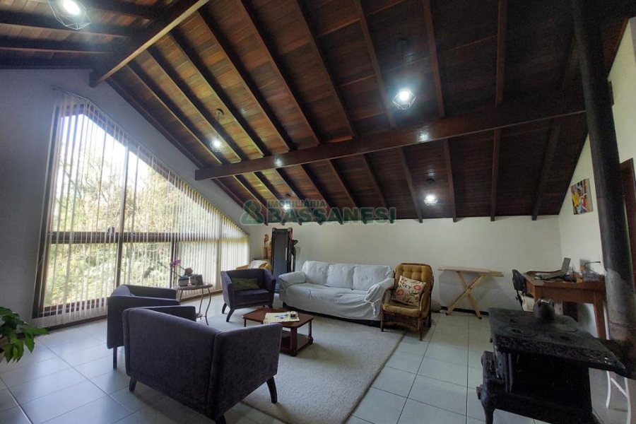 Casa com 320m², 3 dormitórios, 2 vagas, no bairro Monte Bérico em Caxias do Sul para Comprar