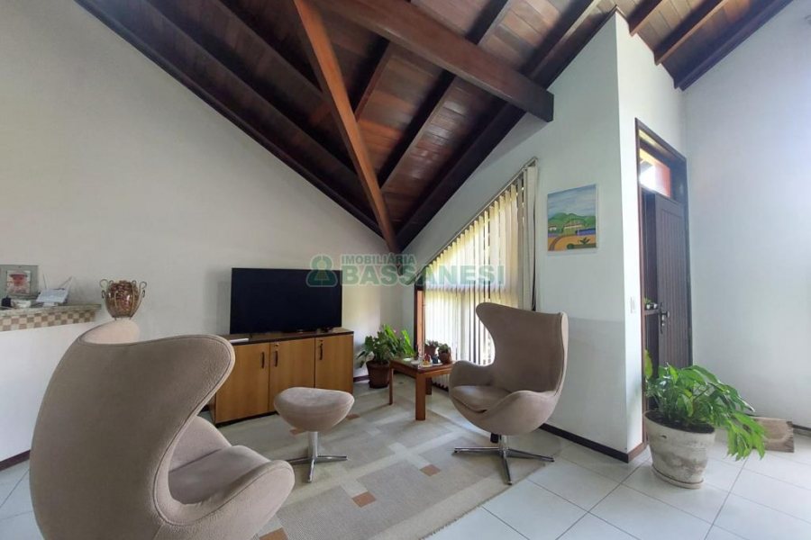 Casa com 320m², 3 dormitórios, 2 vagas, no bairro Monte Bérico em Caxias do Sul para Comprar