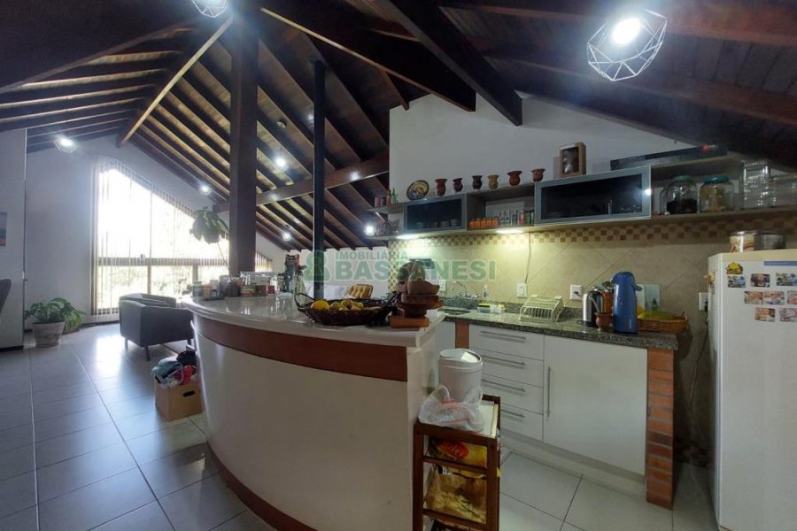 Casa com 320m², 3 dormitórios, 2 vagas, no bairro Monte Bérico em Caxias do Sul para Comprar