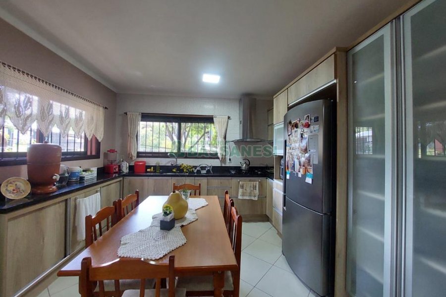 Casa com 320m², 3 dormitórios, 2 vagas, no bairro Monte Bérico em Caxias do Sul para Comprar