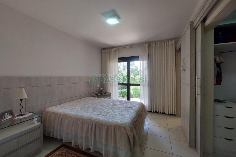 Casa com 320m², 3 dormitórios, 2 vagas, no bairro Monte Bérico em Caxias do Sul para Comprar