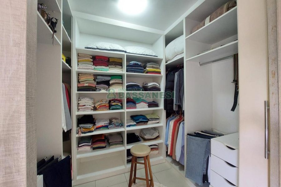 Casa com 320m², 3 dormitórios, 2 vagas, no bairro Monte Bérico em Caxias do Sul para Comprar