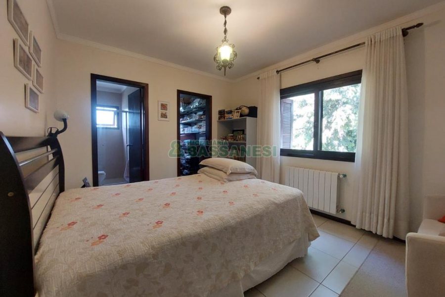 Casa com 320m², 3 dormitórios, 2 vagas, no bairro Monte Bérico em Caxias do Sul para Comprar