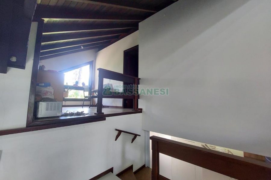 Casa com 320m², 3 dormitórios, 2 vagas, no bairro Monte Bérico em Caxias do Sul para Comprar