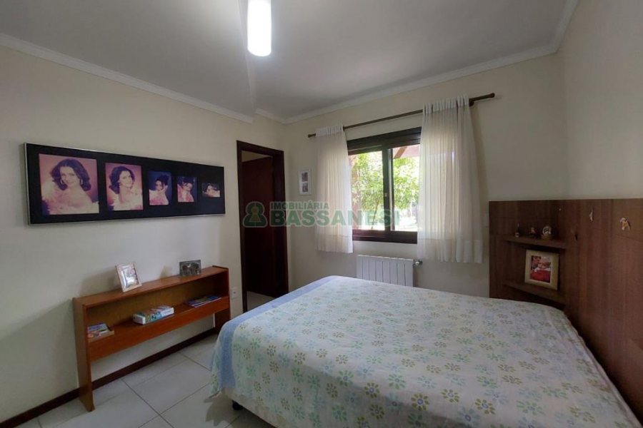 Casa com 320m², 3 dormitórios, 2 vagas, no bairro Monte Bérico em Caxias do Sul para Comprar