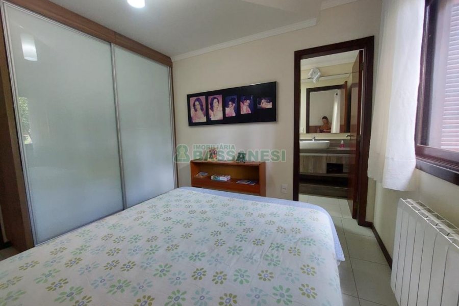 Casa com 320m², 3 dormitórios, 2 vagas, no bairro Monte Bérico em Caxias do Sul para Comprar