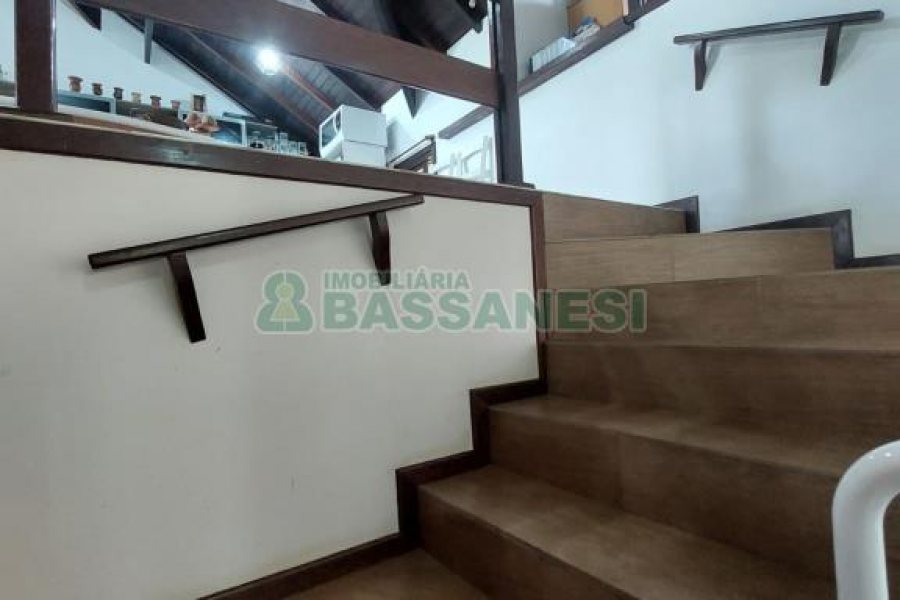 Casa com 320m², 3 dormitórios, 2 vagas, no bairro Monte Bérico em Caxias do Sul para Comprar