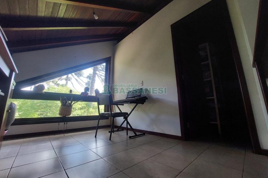 Casa com 320m², 3 dormitórios, 2 vagas, no bairro Monte Bérico em Caxias do Sul para Comprar