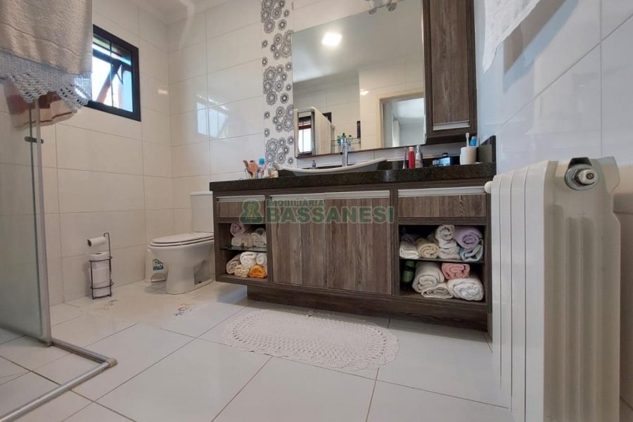 Casa com 320m², 3 dormitórios, 2 vagas, no bairro Monte Bérico em Caxias do Sul para Comprar