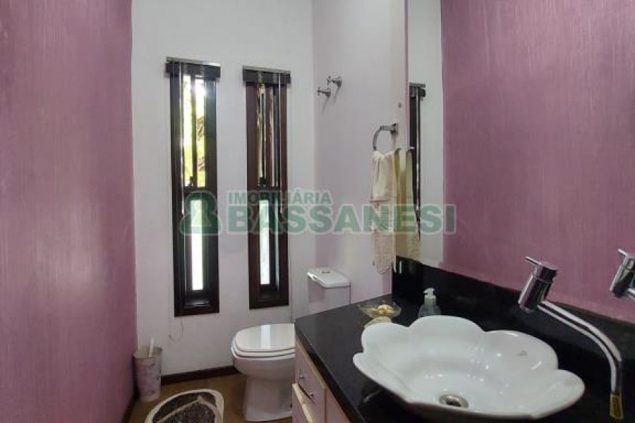 Casa com 320m², 3 dormitórios, 2 vagas, no bairro Monte Bérico em Caxias do Sul para Comprar