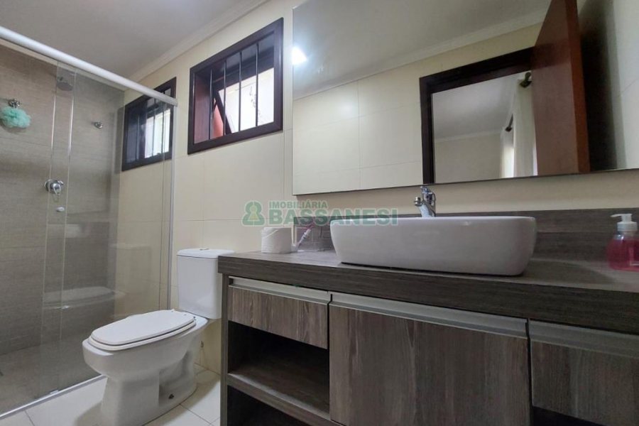 Casa com 320m², 3 dormitórios, 2 vagas, no bairro Monte Bérico em Caxias do Sul para Comprar