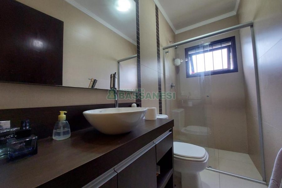 Casa com 320m², 3 dormitórios, 2 vagas, no bairro Monte Bérico em Caxias do Sul para Comprar