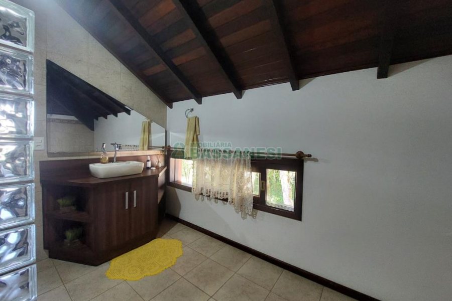Casa com 320m², 3 dormitórios, 2 vagas, no bairro Monte Bérico em Caxias do Sul para Comprar