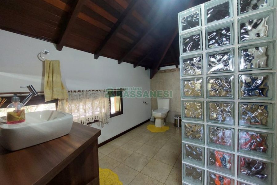 Casa com 320m², 3 dormitórios, 2 vagas, no bairro Monte Bérico em Caxias do Sul para Comprar