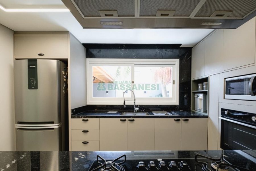 Casa com 175m², 3 dormitórios, 2 vagas, no bairro Nossa Senhora da Saúde em Caxias do Sul para Comprar