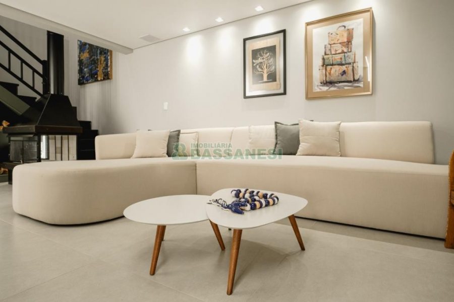 Casa com 175m², 3 dormitórios, 2 vagas, no bairro Nossa Senhora da Saúde em Caxias do Sul para Comprar