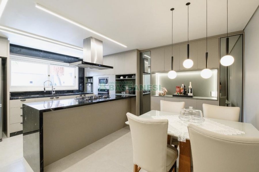 Casa com 175m², 3 dormitórios, 2 vagas, no bairro Nossa Senhora da Saúde em Caxias do Sul para Comprar