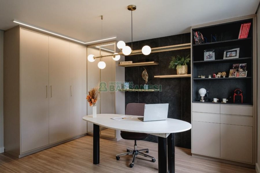 Casa com 175m², 3 dormitórios, 2 vagas, no bairro Nossa Senhora da Saúde em Caxias do Sul para Comprar